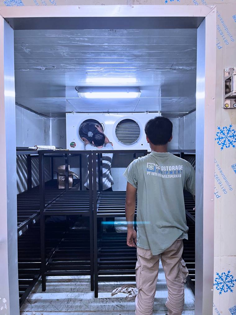 Ruang cold storage dengan evaporator terpasang